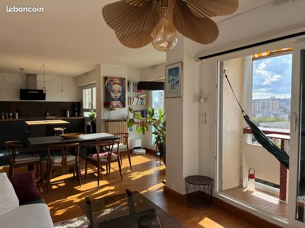 Appartement rénové et repensé de 94 m² avec vue panoramique exceptionnelle, balcon, cave et garage f