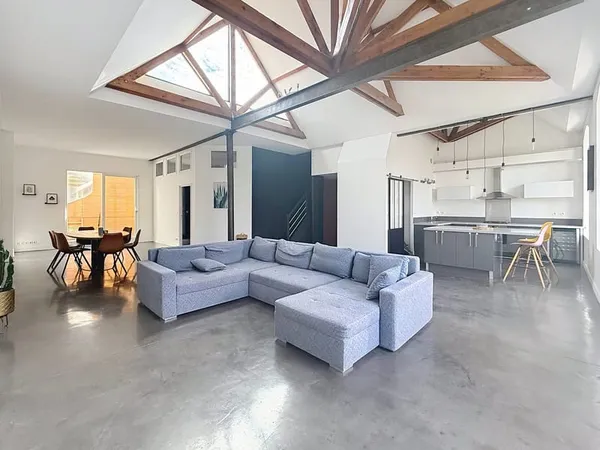 Magnifique loft au cachet industriel à 100m de la gare de To