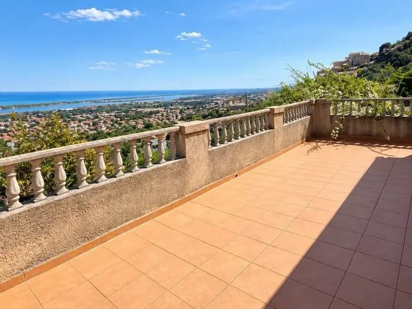 Villa avec piscine et vue panoramique sur la mer  Biguglia