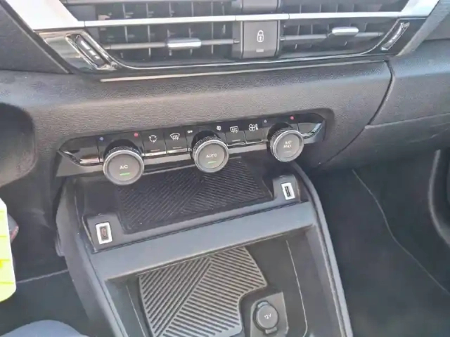 Citroën C4 e- 136 ch automatique — photo 19