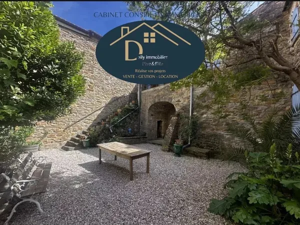 Vaste maison de village 224 m2, avec cour et 100 de caves
