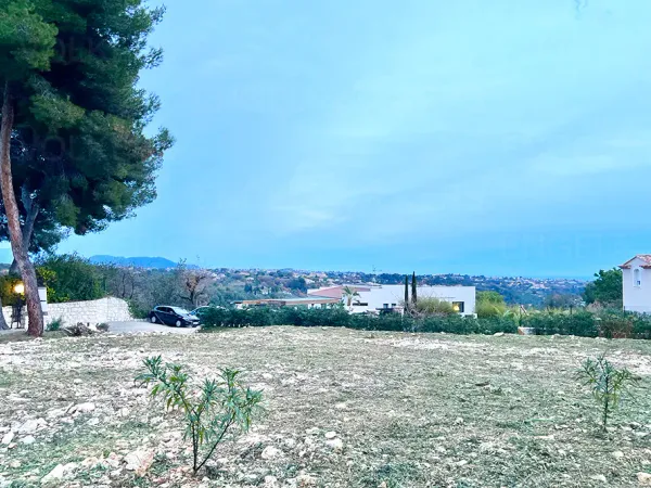 Terrain plat dominant avec permis pour maison californienne