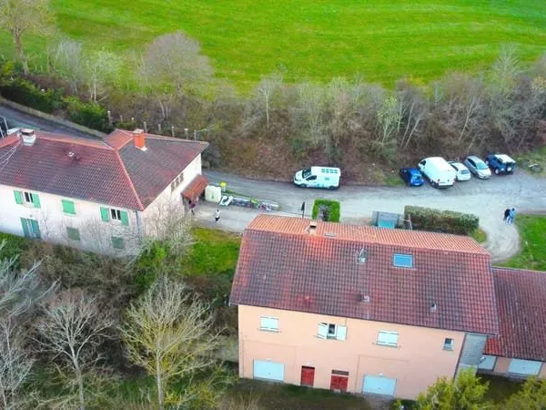 MAISON + APPARTEMENTS + HANGARS SUR TERRAIN DE 1 HECTARE