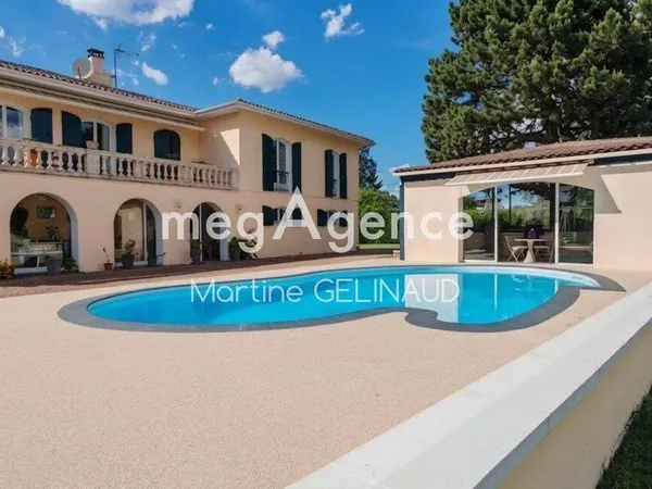 Maison 10 pièces 217 m²