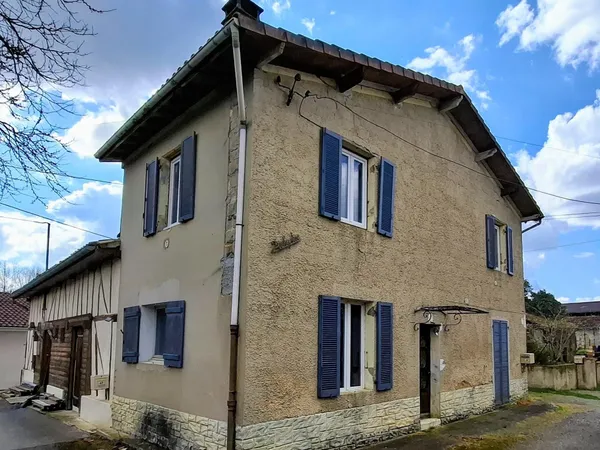 Maison de caractère avec garage au coeur d'un hameau