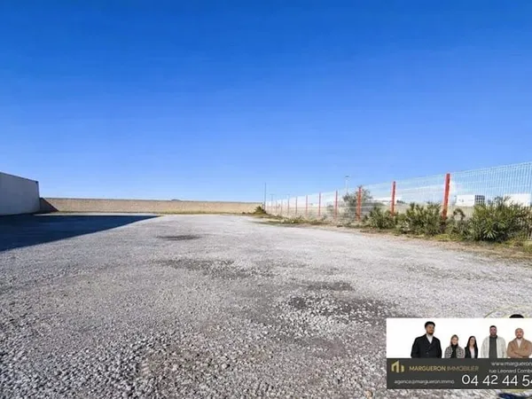 Terrain 700 m²