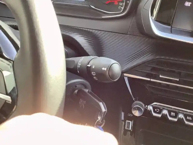 Peugeot 208 puretech 75 s&amp;s bvm5 — photo 21