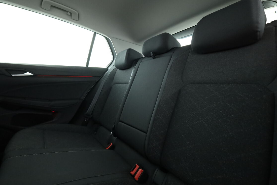 Volkswagen Golf VIII 1.0 eTSI DSG7 — photo 13