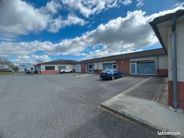 Beau local professionnel 85 m2 avec parking ,6 pièces