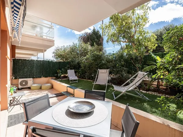 Deux pièces avec jardin - 50 m des plages