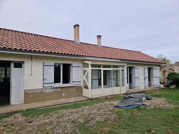 Maison de PLain pied, 3 chambres , jardin, Garage ,proche des commerces.