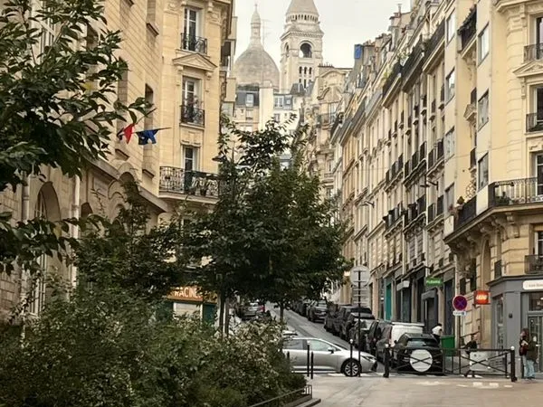 RARE : MONTMARTRE appartement de 72,11 m2 CALME ABSOLU