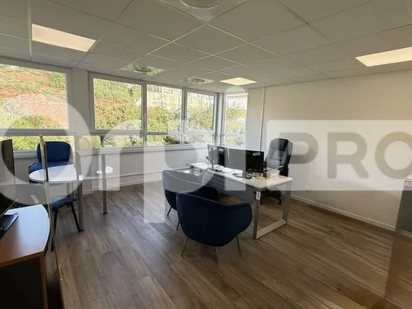 Bureau 130 m²