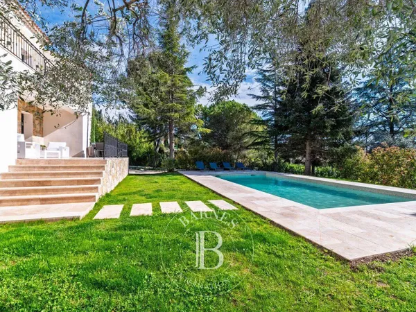 Villa 8 pièces 325 m²