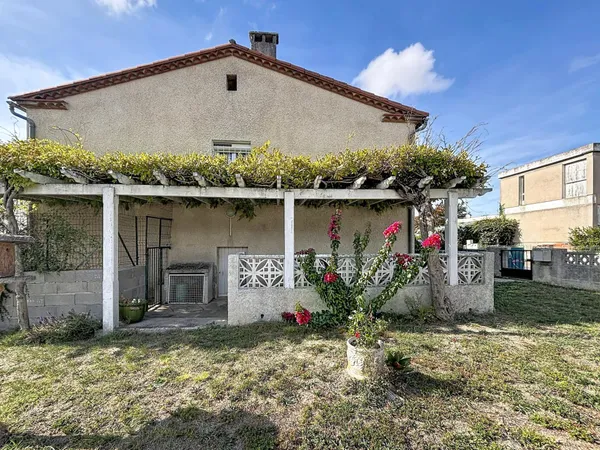 Maison des années 70 avec jardin, garage et grand sous-sol, proche du canal