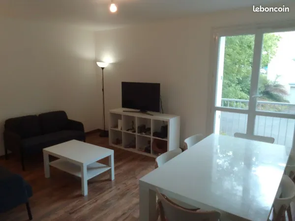 Chambre meublée avec salon salle à manger dans T7 de 123m² en colocation proche métro Blosne dans le