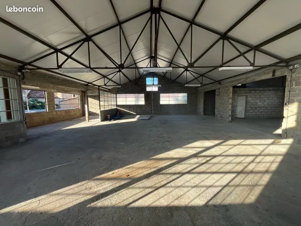 IMMEUBLE STYLE LOFT A RÉNOVER avec PARKINGS