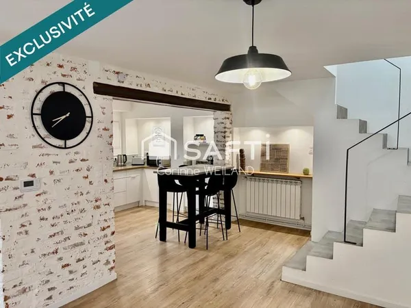 Maison rénovée en 2022 avec beaucoup de goût, 2 chambres, jardin et terrasse, stationnement privé