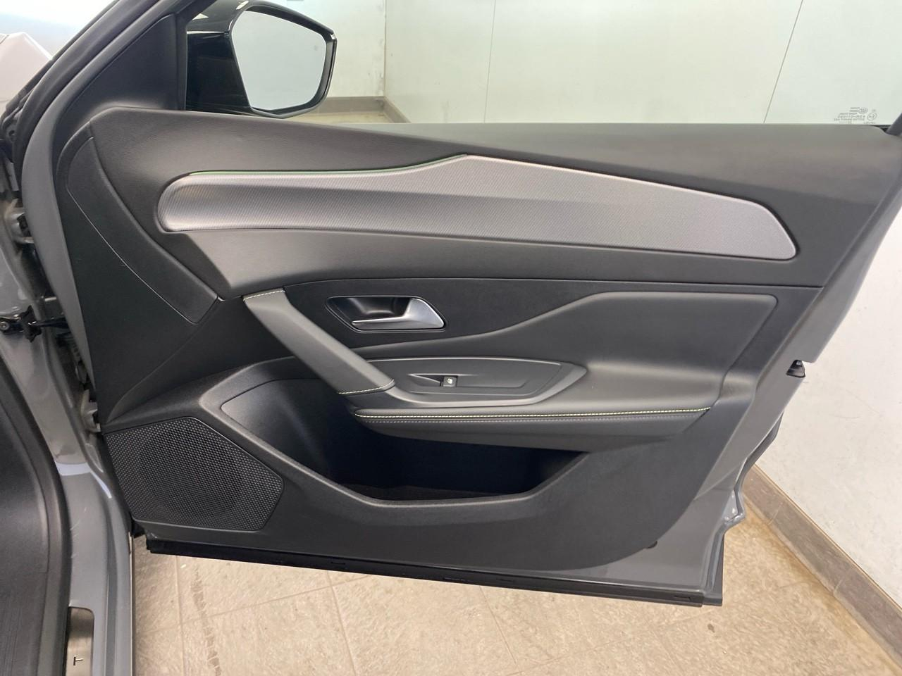Peugeot 408 hybrid 136 e-dcs6 gt — photo 26