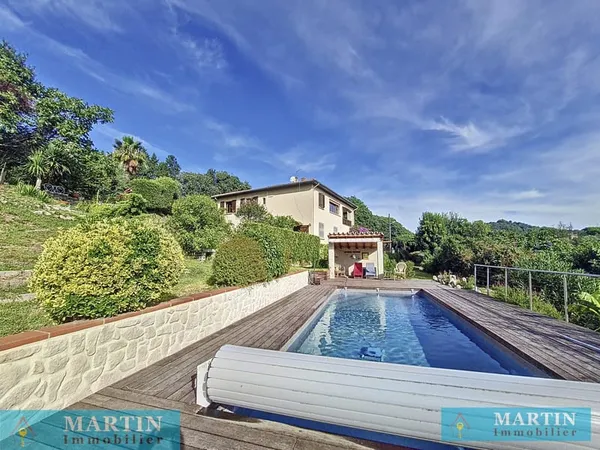 CÉRET Villa traditionnelle avec vue, piscine et grand terrain