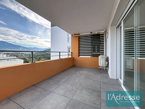 Appartement 2 pièces récent avec terrasse et place de parking