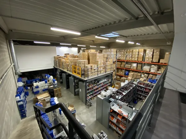 Local industriel 613 m²