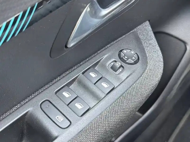 Peugeot 208 electrique 50 kwh 136ch — photo 25