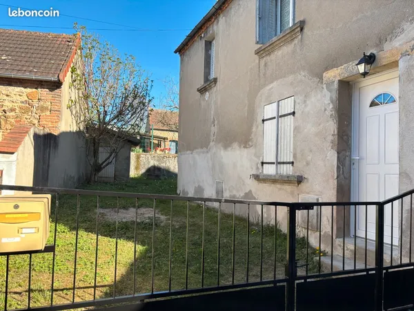 A louer F2 proche Eglise Désertines