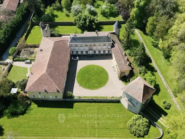 Lorraine, aux portes du Luxembourg, petit château classé & inscrit Monument Historique, ancienne mai