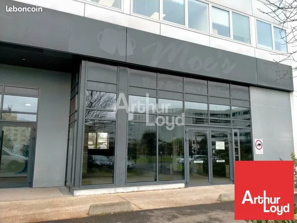 Local commercial 240 m² CHASSENEUIL DU POITOU