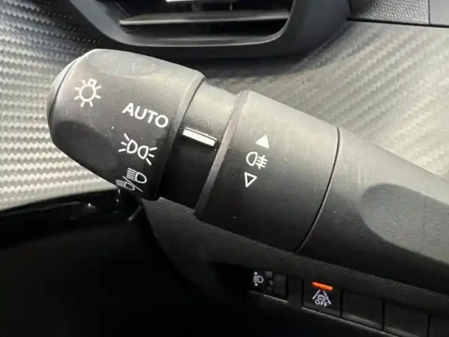 Peugeot 208 affaire 1.2 puretech 75ch s&amp;s premium — photo 12