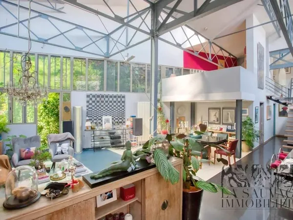 Loft traversant de 185 m2 au sol avec jardin arboré - Mairie de