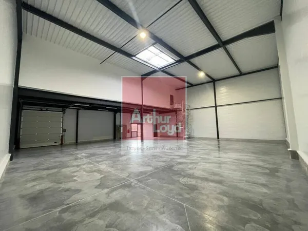 Entrepôt 342 m²