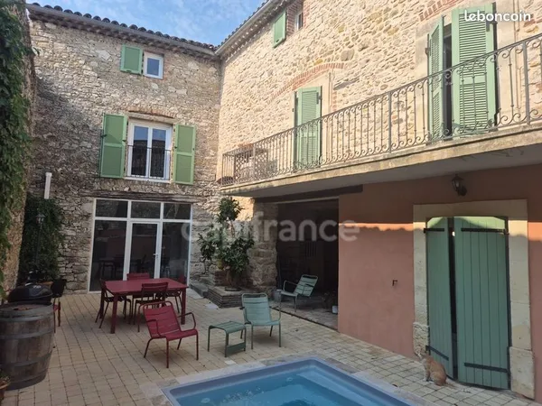 Maison 10 pièces 235 m²