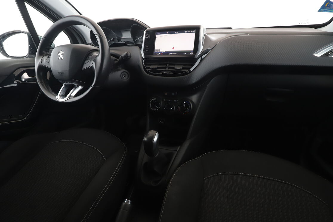 Peugeot 208 1.6 Blue-HDi Style — photo 12