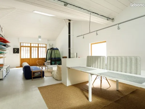 Atelier de 150 m² fraîchement rénové - lumineux, atypique et polyvalent