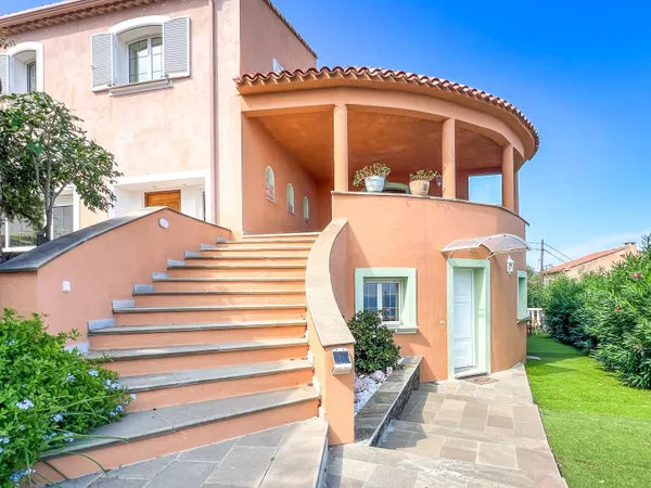 VILLA VUE MER ET PISCINE EN CORSE