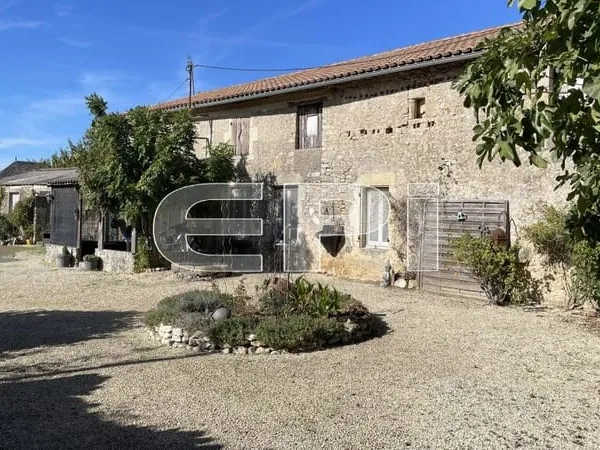 6274 LONGERE A 3 KM DE ST-VARENT avec de beau volume vous offre