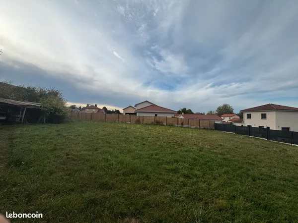 Terrain constructible viabilisé 741m²