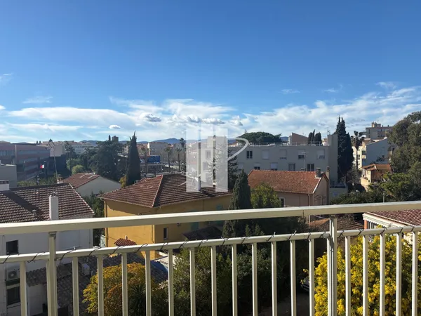 Dernier étage T3-4 centre ville au calme lumineux avec parki