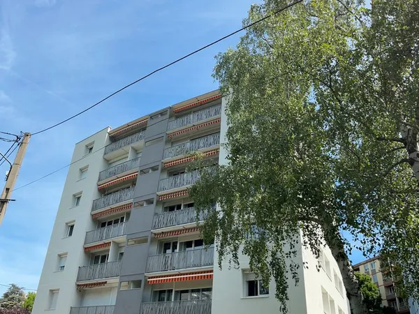 Saint-Etienne Parc de l'Europe F5 de 98 m2 avec grand garage, cave et parking extérieur