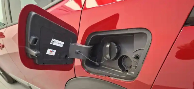 Peugeot 2008 hybrid 145 e-dcs6 — photo 55