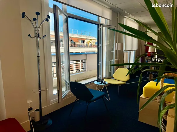 Bureau partagé de 2 à 20 postes - Paris 8e - salles de réunion - balcon - 5e étage