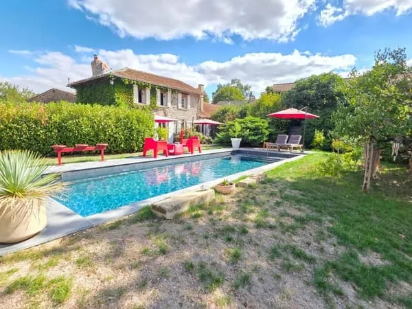 SUPERBE MAISON EN PIERRE AVEC PISCINE ET JARDIN BUCOLIQUE - UN VRAI COUP DE COEUR -