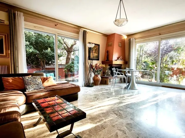 Maison de plain-pied avec jardin arboré au coeur du village