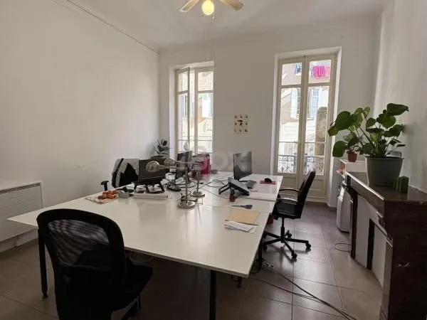 Bureau 97 m²