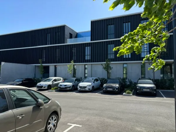 Local professionnel 1256 m²