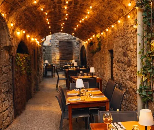 Restaurant de charme avec terrasse sous voûte dans le vieux Ruoms (Sud Ardèche)