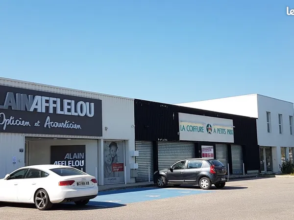 Bureaux sur parking Carrefour Market
