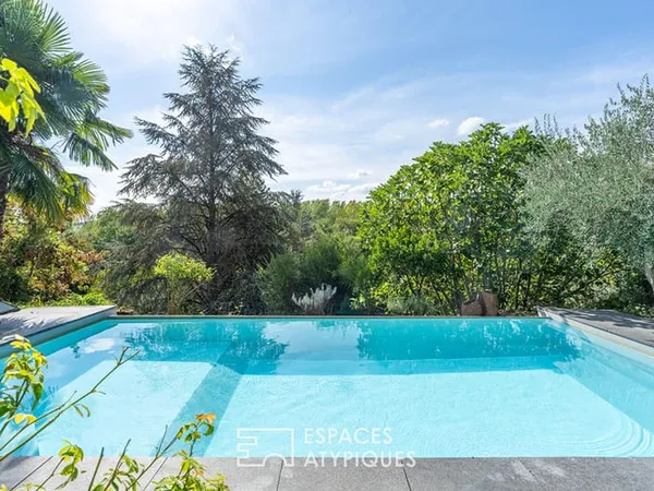 Maison de caractère nichée dans son domaine boisé